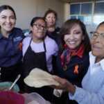 GOBERNADORA Y FUNCIONARIOS ACUDEN A CASAS DE MUJERES PARA ESCUCHARLAS