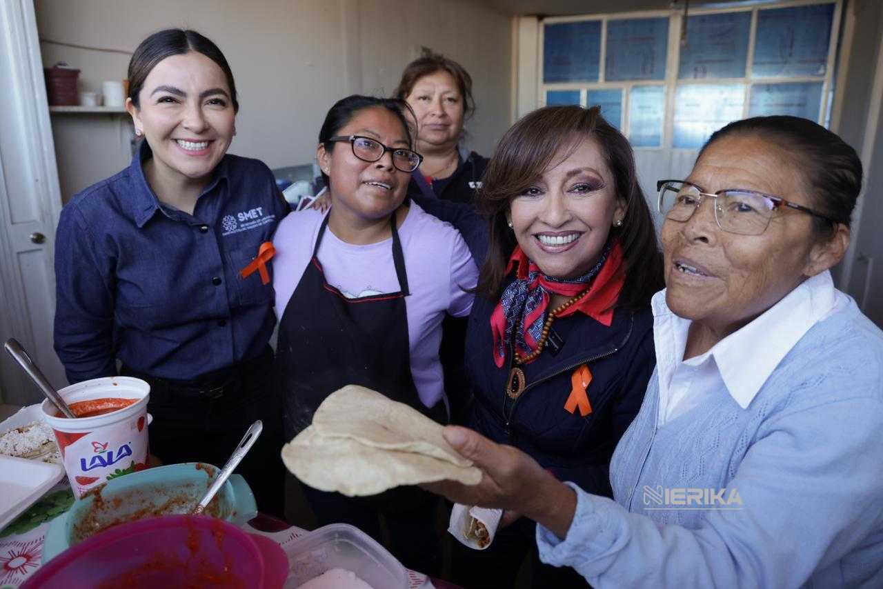 GOBERNADORA Y FUNCIONARIOS ACUDEN A CASAS DE MUJERES PARA ESCUCHARLAS