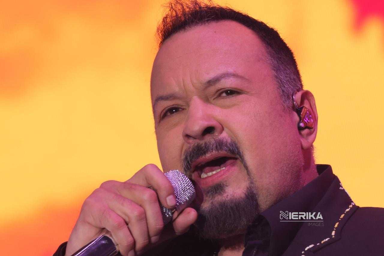 DELEITA PEPE AGUILAR AL PÚBLICO DE TLAXCALA