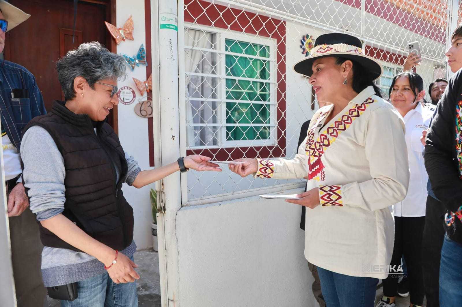 Recorre Ana Lilia Rivera municipios de Tlaxcala; informa casa por casa sus actividades legislativas