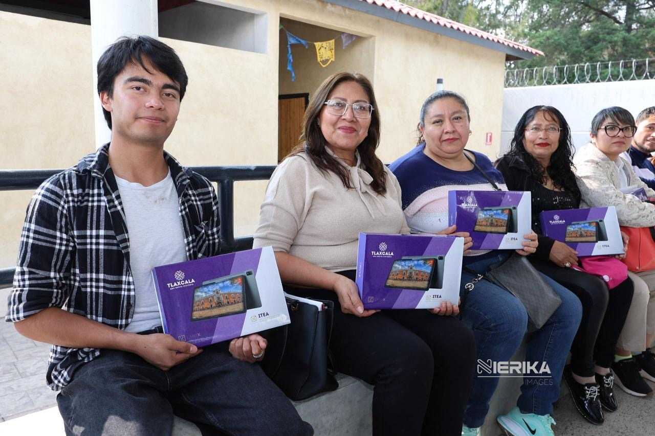 TLAXCALA FORTALECE ALFABETIZACIÓN CON TECNOLOGÍA Y RECONOCE LABOR DE ASESORES VOLUNTARIOS