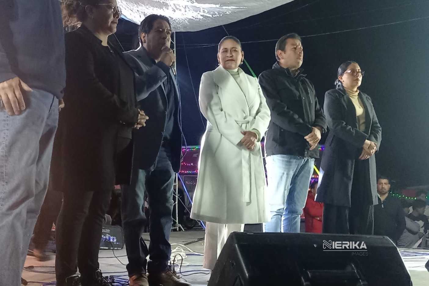 Como madrina, participa Ana Lilia Rivera Rivera en el encendido del árbol navideño en Tlalcuapan, Tlaxcala