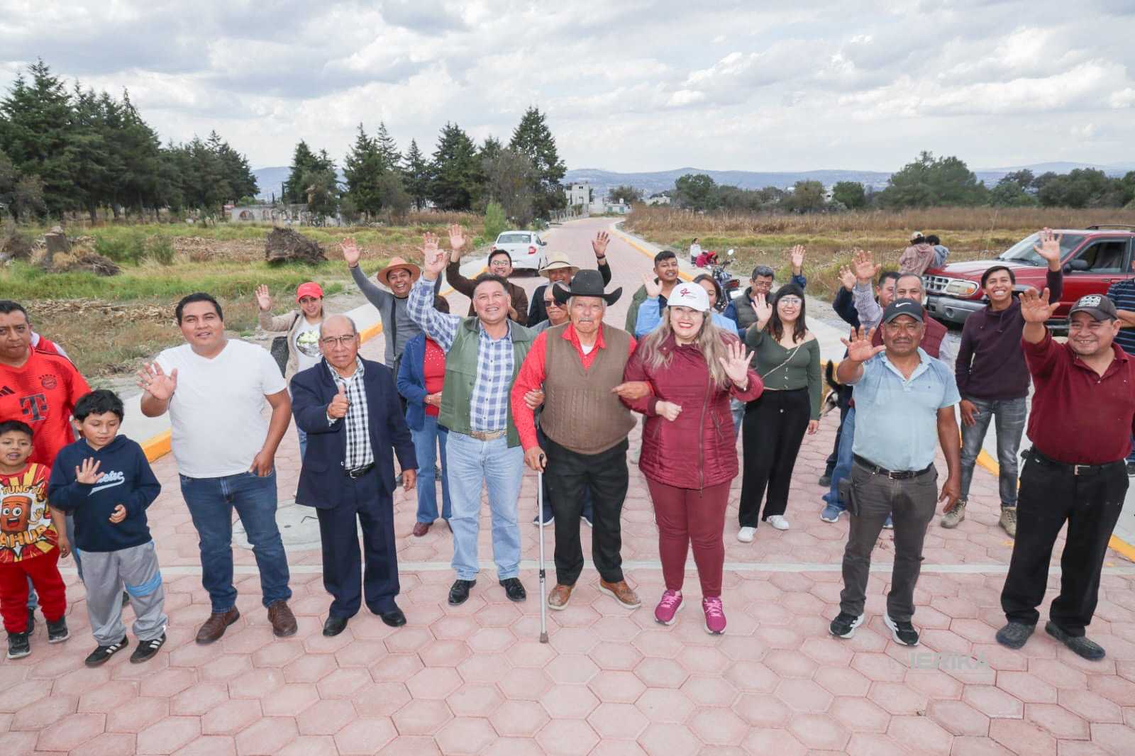 Blanca Angulo entrega tres calles más en comunidades de Chiautempan