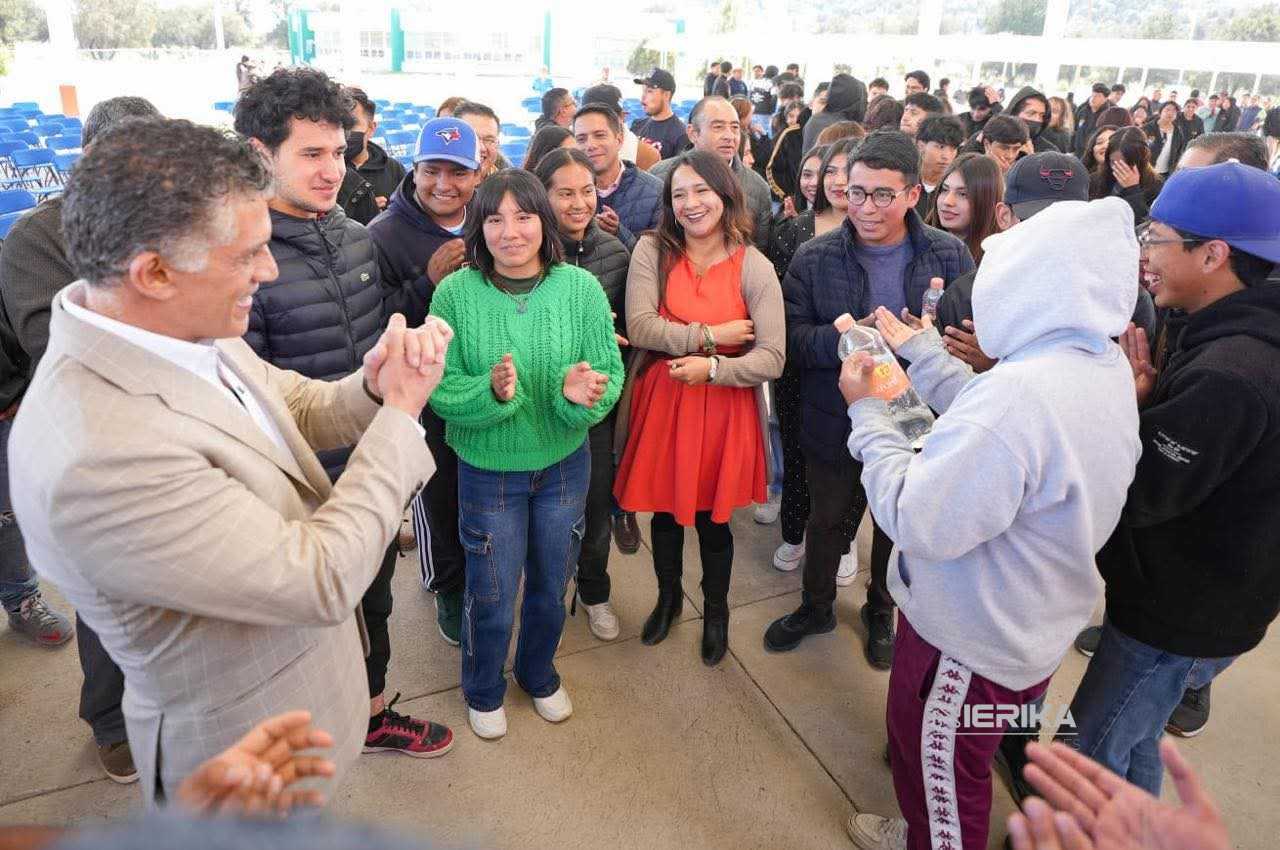DIALOGA ALFONSO SÁNCHEZ GARCÍA CON ESTUDIANTES Y AGRICULTORES