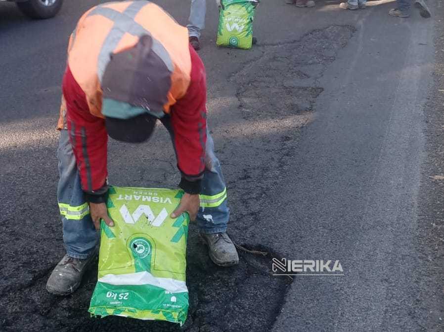 CON BACHEO ATIENDE AYUNTAMIENTO DE TLAXCALA CAMINO REAL EN TIZATLÁN