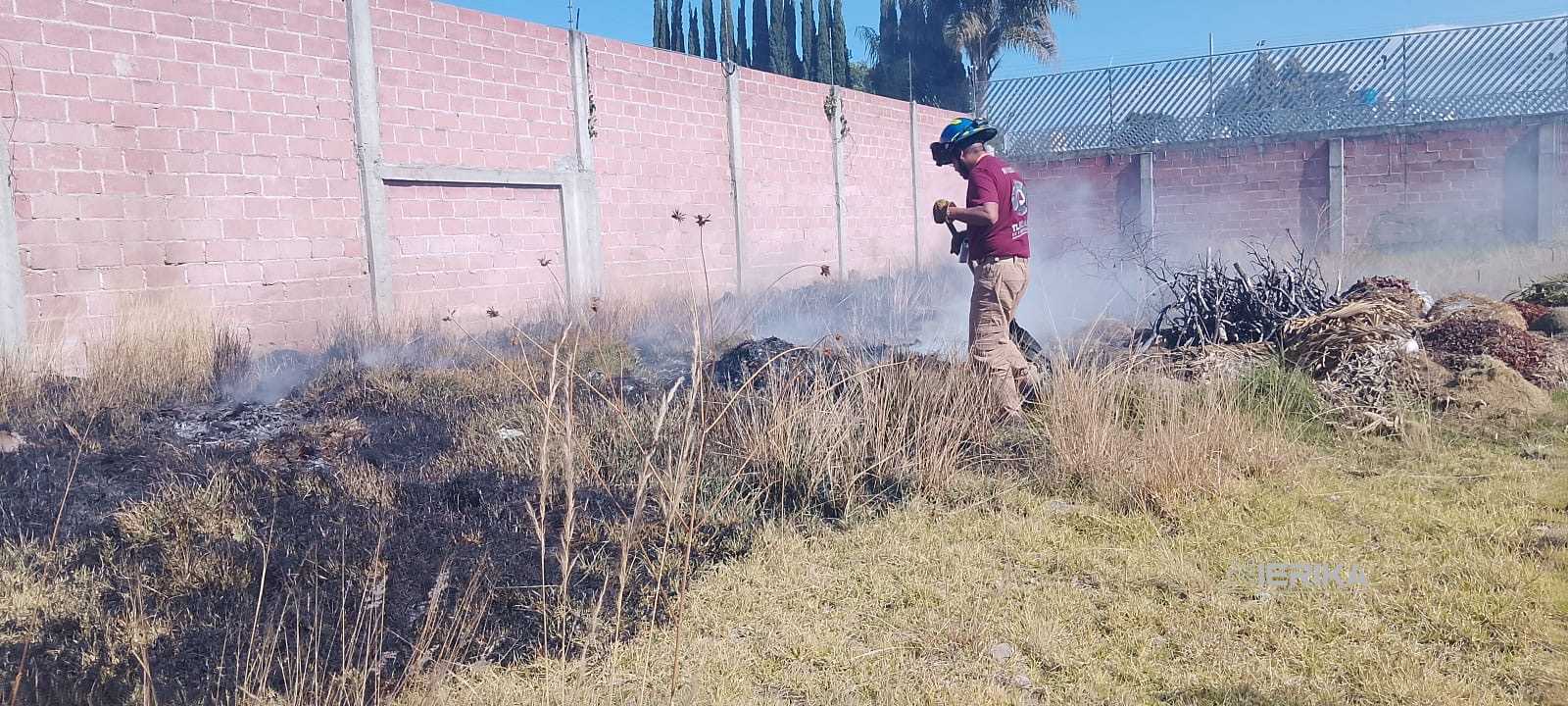 DAN POLICÍA MUNICIPAL DE TLAXCALA Y PROTECCIÓN CIVIL RESPUESTA INMEDIATA A QUEMA EN OCOTLÁN Y EVITA RIESGOS ENTRE FAMILIAS