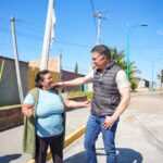ALCALDE ALFONSO SÁNCHEZ GARCÍA CONSTATA INSTALACIÓN DE ALUMBRADO PÚBLICO EN LA TRINIDAD TEPEHITEC