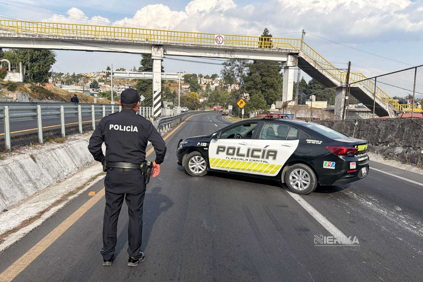 ABANDERA POLICÍA DE LA CAPITAL ZONA DE TIZATLÁN DONDE VOLCÓ UNA PIPA DE GASOLINA Y LAS VÍAS ALTERNAS