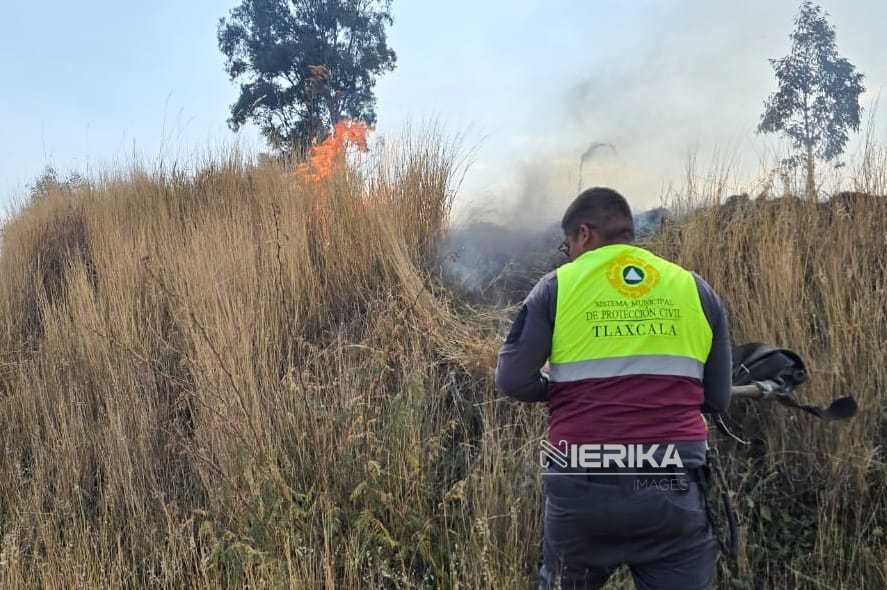 PROTECCIÓN CIVIL MUNICIPAL DE TLAXCALA CONTROLA INCENDIO DE PASTIZALES EN ACUITLAPILCO