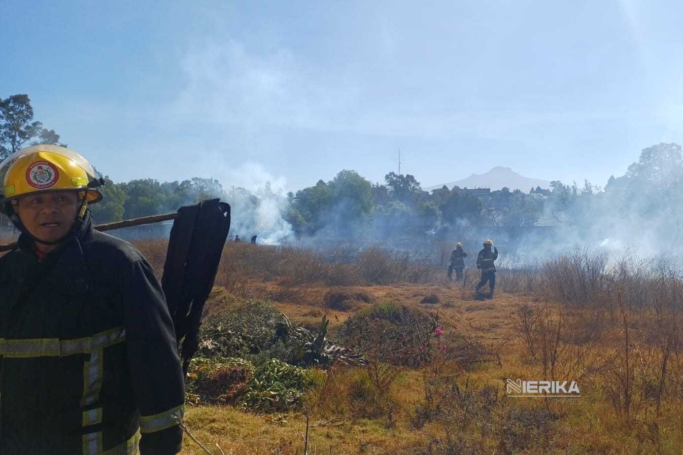 POLICÍA MUNICIPAL DE TLAXCALA DA RESPUESTA OPORTUNA A INCENDIO DE PASTIZAL Y EVITA RIESGOS A LA POBLACIÓN EN TIZATLÁN