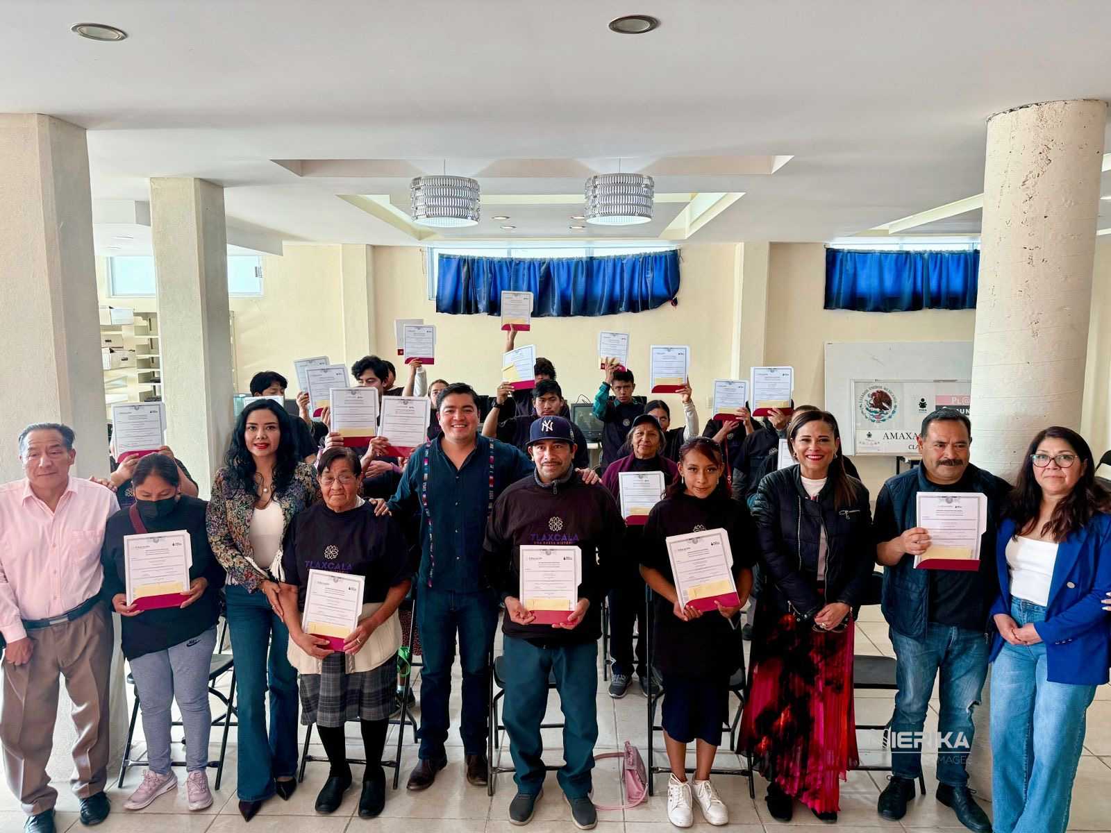 EDUCACIÓN TRANSFORMA VIDAS EN AMAXAC; ADULTOS Y JÓVENES RECIBEN CERTIFICADOS DE PRIMARIA Y SECUNDARIA