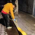 CONTINÚAN JORNADAS DE MADRUGADA PARA PINTAR BANQUETAS EN EL CENTRO DE LA CAPITAL