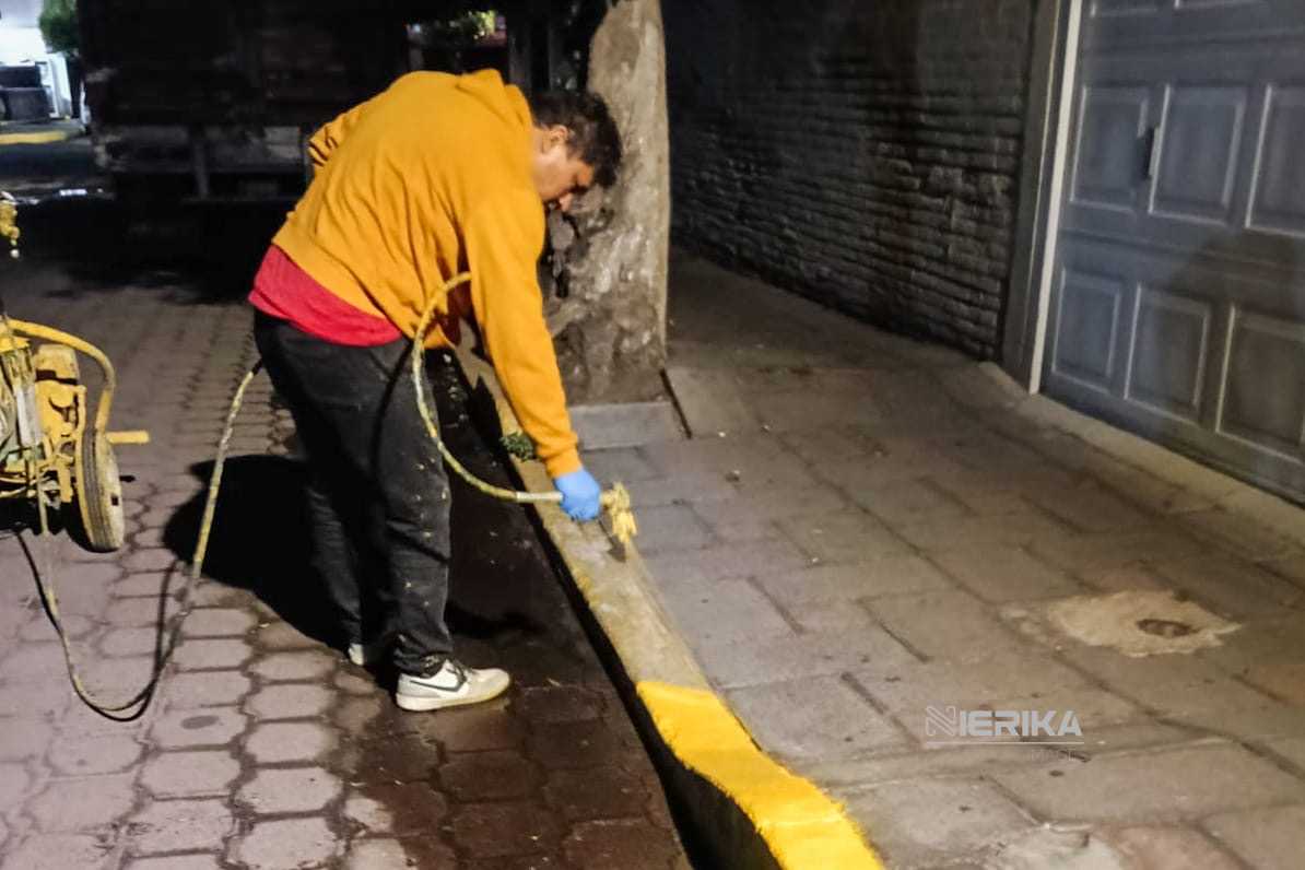 CONTINÚAN JORNADAS DE MADRUGADA PARA PINTAR BANQUETAS EN EL CENTRO DE LA CAPITAL