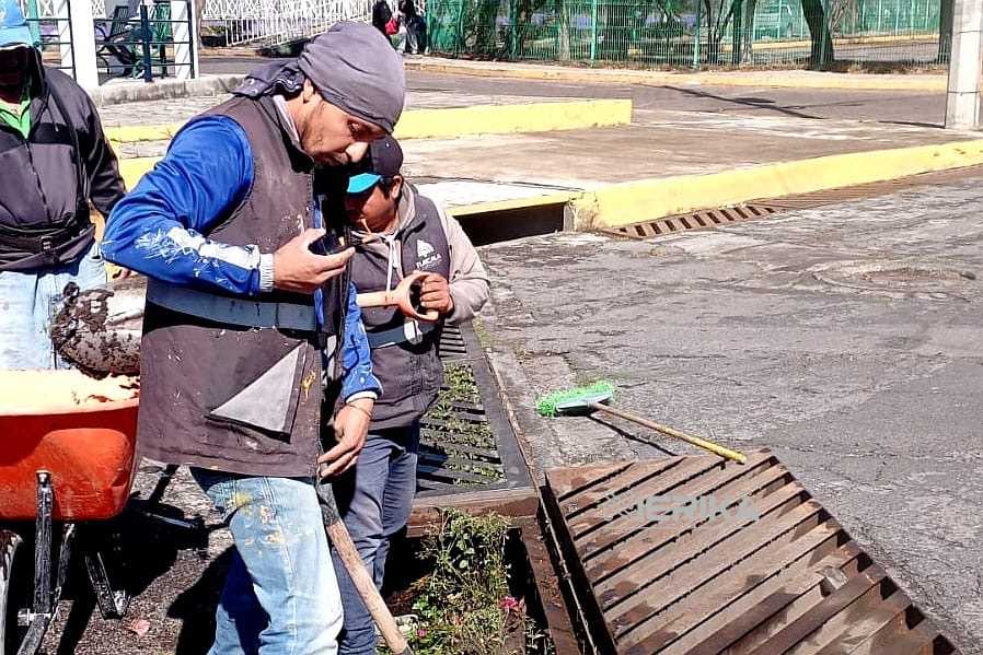 REFUERZA AYUNTAMIENTO DE TLAXCALA PREVENCIÓN ANTE LLUVIAS CON LIMPIEZA DE REJILLAS PLUVIALES