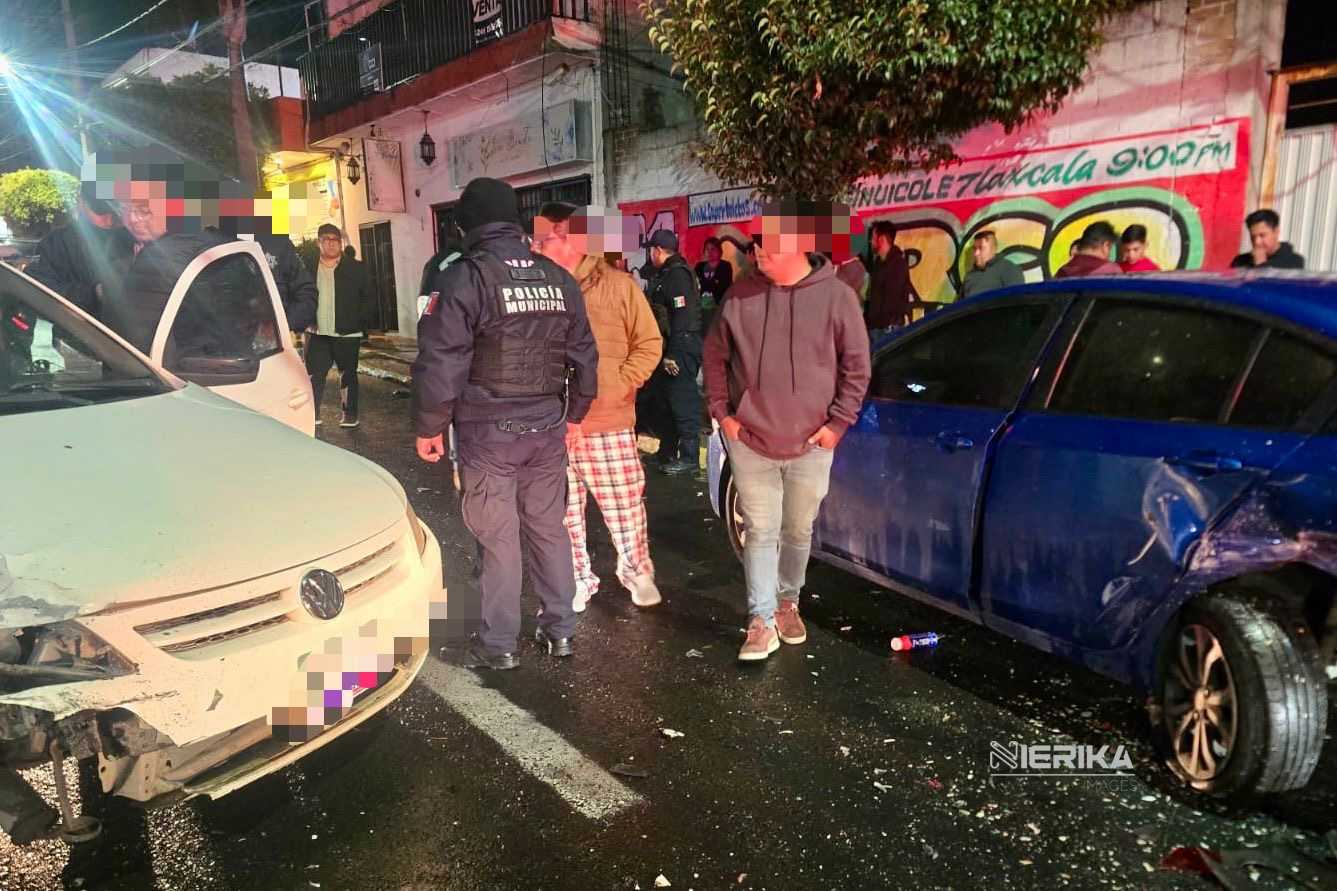 POLICÍA MUNICIPAL DE TLAXCALA CONTROLA RIÑA TRAS CHOQUE ENTRE VEHÍCULOS