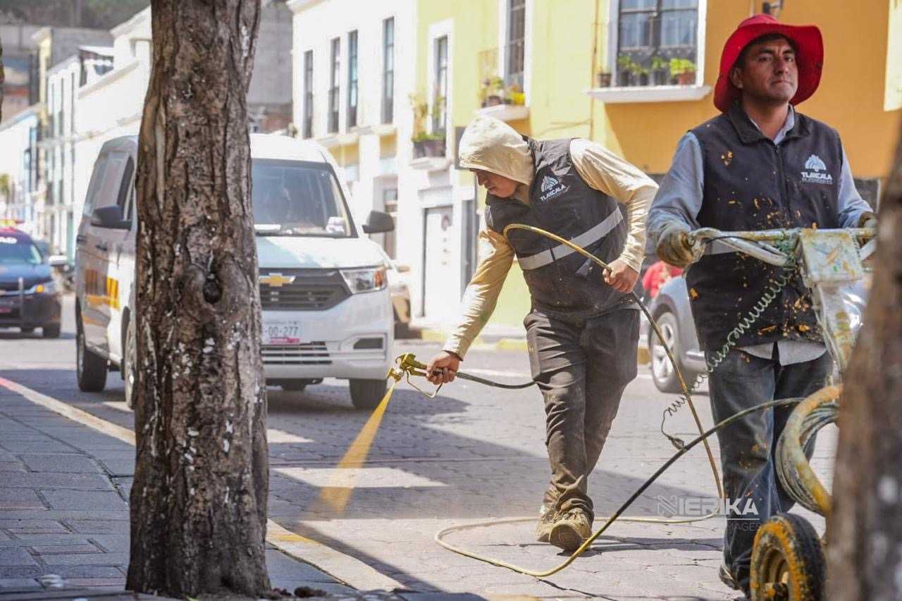 MEJORA AYUNTAMIENTO DE TLAXCALA LA IMAGEN URBANA DE LA CAPITAL CON TRABAJOS DE SEÑALIZACIÓN EN CALLES DEL CENTRO