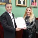 ALFONSO SÁNCHEZ GARCÍA ENTREGA UNIFORMES A INTEGRANTES DEL ENSAMBLE YOLOXÓCHITL Y RECONOCE SU TALENTO