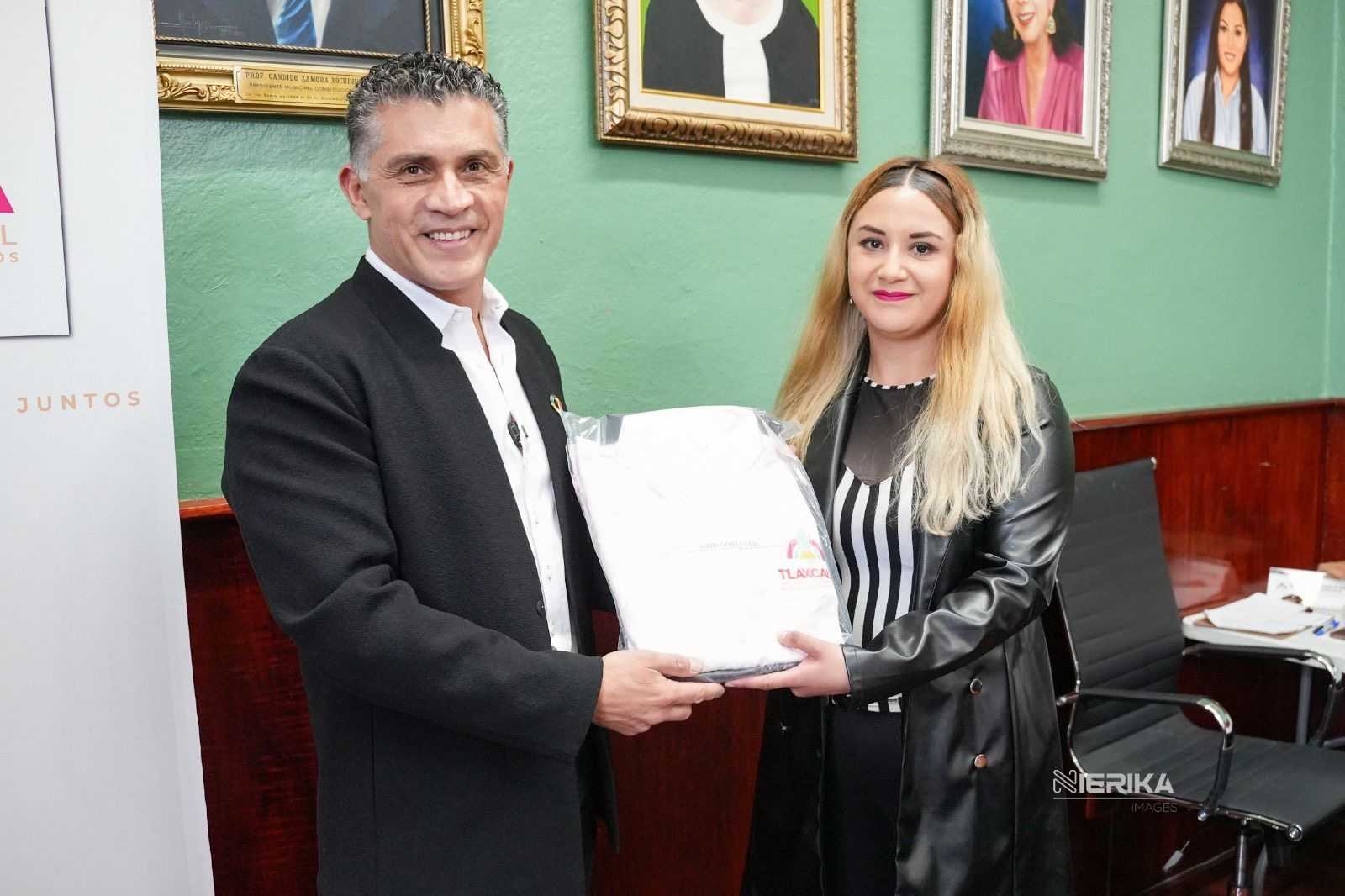 ALFONSO SÁNCHEZ GARCÍA ENTREGA UNIFORMES A INTEGRANTES DEL ENSAMBLE YOLOXÓCHITL Y RECONOCE SU TALENTO