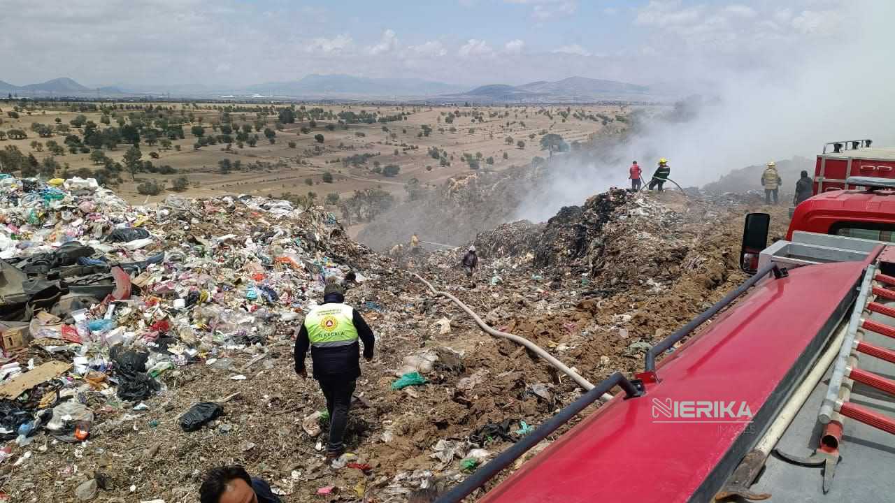 BAJO CONTROL INCENDIO EN RELLENO SANITARIO DE NANACAMILPA; CONTINÚAN LABORES DE SOFOCACIÓN: PROTECCIÓN CIVIL ESTATAL