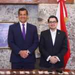 Con alianzas estratégicas, Casa Tlaxcala impulsa la riqueza cultural del Estado. • La sede de Casa Tlaxcala en la CDMX consolida acciones en materia cultural, educativa, económica, turística y social. Como parte de su compromiso por preservar la identidad cultural, fortalecer la formación y ampliar los servicios para la comunidad, Casa Tlaxcala en la Ciudad de México (CDMX) consolida acciones en materia cultural, educativa, económica, turística y social, al convertirse en un punto de encuentro y promoción para las y los tlaxcaltecas en la capital del país. Durante los “Diálogos Circulares” de la Coordinación de Comunicación, el representante delegacional del gobierno de Tlaxcala, Ricardo Peralta Saucedo, afirmó que el espacio ubicado en el antiguo Colegio de San Ildefonso, permite reposicionar la historia de Tlaxcala, muchas veces mal interpretada, resaltando el papel fundamental en la construcción del México actual. “Debía tener un posicionamiento y una actividad diferente a lo que se ha venido haciendo durante los últimos años. No es solamente tener una representación administrativa, sino mostrar lo mucho que significa Tlaxcala para México, así como lo que ha significado para la historia del país y del continente” expresó en la conferencia de este martes, que se llevó a cabo en la sede de la dependencia en la CDMX. Afirmó que Casa Tlaxcala ha trabajado con eficiencia y resultados para fortalecer la presencia de la entidad, mediante proyectos de alcance internacional, con el respaldo de diplomáticos, artistas, medios de comunicación y diversas instancias, bajo el liderazgo y la visión de la gobernadora Lorena Cuéllar Cisneros. Señaló que ha dado continuidad a los convenios pactados desde el inicio de la actual administración con las embajadas de Alemania, de España y Cuba. Resaltó que como parte de las actividades Casa Tlaxcala será sede de la exhibición permanente “Mexicanizando al mundo”, la cual reúne obras elaboradas hace dos décadas por el artista, César Menchaca, con la colaboración de artesanas y artesanos, las cuales han sido expuestas en escenarios nacionales e internacionales como Tokio, Moscú, España, Estados Unidos y el Aeropuerto Internacional de la Ciudad de México. “La Cultura es un imán inocuo que nos permite involucrar, más allá de las ideologías, de los colores y distintos credos, nos permite involucrarnos con el mundo entero. Esta exposición tiene la intención de mostrarle a México y al mundo la capacidad que tiene Tlaxcala para influir en la narrativa nacional y mundial, a partir de sus alianzas, influencias, participación, sobre todo, de su compromiso con México”, señaló. Asimismo, afirmó que se consolidó un trabajo coordinado con el Instituto Nacional de Antropología e Historia, a través de especialistas como Ismael Brito Guadarrama, con el objetivo de difundir el patrimonio histórico de la entidad. Entre los elementos más representativos destaca la exhibición del Lienzo de Tlaxcala, una copia fiel del documento original que se presenta como pieza central de la muestra, al ser un registro histórico, cronológico y legal de la participación tlaxcalteca en episodios clave de la historia nacional. Peralta Saucedo, afirmó que Casa Tlaxcala alberga 10 piezas históricas y representativas como máscaras de huehue y piezas de cerámica. Además, como parte de la estrategia de impulso económico, incorporó la comercialización de productos con la marca “Hecho en Tlaxcala”, que incluyen artesanías, alimentos y bebidas, generando un espacio de promoción directa para productores locales. Finalmente, señaló que el espacio, restaurado por la actual administración, mantiene sus puertas abiertas para demostrar la riqueza cultural y artística de las y los artesanos tlaxcaltecas.