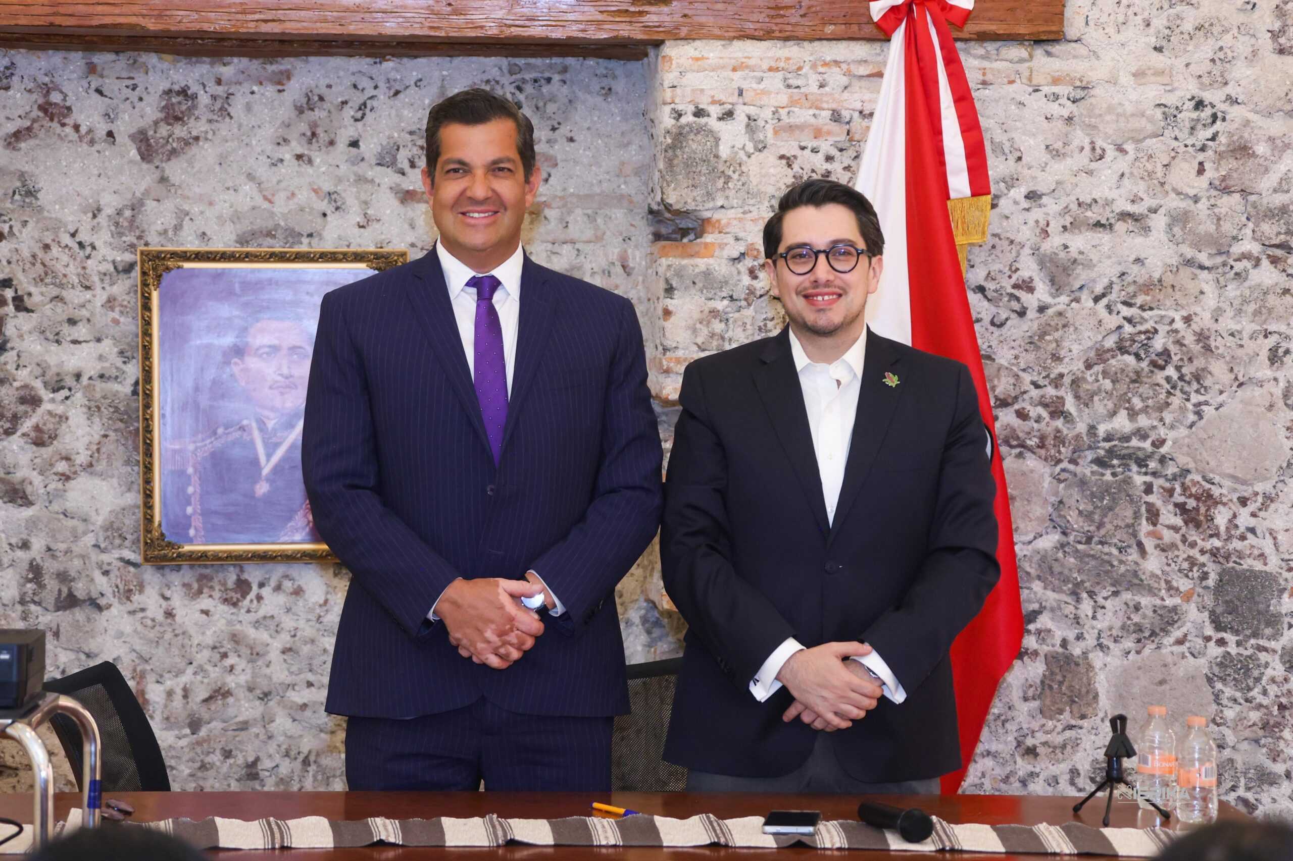 Con alianzas estratégicas, Casa Tlaxcala impulsa la riqueza cultural del Estado.   • La sede de Casa Tlaxcala en la CDMX consolida acciones en materia cultural, educativa, económica, turística y social.  Como parte de su compromiso por preservar la identidad cultural, fortalecer la formación y ampliar los servicios para la comunidad, Casa Tlaxcala en la Ciudad de México (CDMX) consolida acciones en materia cultural, educativa, económica, turística y social, al convertirse en un punto de encuentro y promoción para las y los tlaxcaltecas en la capital del país.  Durante los “Diálogos Circulares” de la Coordinación de Comunicación, el representante delegacional del gobierno de Tlaxcala, Ricardo Peralta Saucedo, afirmó que el espacio ubicado en el antiguo Colegio de San Ildefonso, permite reposicionar la historia de Tlaxcala, muchas veces mal interpretada, resaltando el papel fundamental en la construcción del México actual.   “Debía tener un posicionamiento y una actividad diferente a lo que se ha venido haciendo durante los últimos años. No es solamente tener una representación administrativa, sino mostrar lo mucho que significa Tlaxcala para México, así como lo que ha significado para la historia del país y del continente” expresó en la conferencia de este martes, que se llevó a cabo en la sede de la dependencia en la CDMX.  Afirmó que Casa Tlaxcala ha trabajado con eficiencia y resultados para fortalecer la presencia de la entidad, mediante  proyectos de alcance internacional, con el respaldo de diplomáticos, artistas, medios de comunicación y diversas instancias, bajo el liderazgo  y la  visión de la gobernadora Lorena Cuéllar Cisneros.  Señaló que ha dado continuidad a los convenios pactados desde el inicio de la actual administración con las embajadas de Alemania, de España y Cuba.  Resaltó que como parte de las actividades Casa Tlaxcala será sede de la exhibición permanente “Mexicanizando al mundo”, la cual  reúne obras elaboradas hace dos décadas por el artista, César Menchaca, con la colaboración de artesanas y artesanos, las cuales han sido expuestas en escenarios nacionales e internacionales como Tokio, Moscú, España, Estados Unidos y el Aeropuerto Internacional de la Ciudad de México.  “La Cultura es un imán inocuo que nos permite involucrar, más allá de las ideologías, de los colores y distintos credos, nos permite involucrarnos con el mundo entero. Esta exposición tiene la intención de mostrarle a México y al mundo la capacidad que tiene Tlaxcala para influir en la narrativa nacional y mundial, a partir de sus alianzas, influencias, participación, sobre todo, de su compromiso con México”, señaló.  Asimismo, afirmó que se consolidó un trabajo coordinado  con el Instituto Nacional de Antropología e Historia, a través de especialistas como Ismael Brito Guadarrama, con el objetivo de difundir el patrimonio histórico de la entidad.  Entre los elementos más representativos destaca la exhibición del Lienzo de Tlaxcala, una copia fiel del documento original que se presenta como pieza central de la muestra, al ser un registro histórico, cronológico y legal de la participación tlaxcalteca en episodios clave de la historia nacional.  Peralta Saucedo, afirmó que Casa Tlaxcala alberga 10 piezas históricas y representativas  como máscaras de huehue y piezas de cerámica. Además, como parte de la estrategia de impulso económico, incorporó la comercialización de productos con la marca “Hecho en Tlaxcala”, que incluyen artesanías, alimentos y bebidas, generando un espacio de promoción directa para productores locales.  Finalmente, señaló que el espacio, restaurado por la actual administración, mantiene sus puertas abiertas para demostrar la riqueza cultural y artística de las y los artesanos tlaxcaltecas.