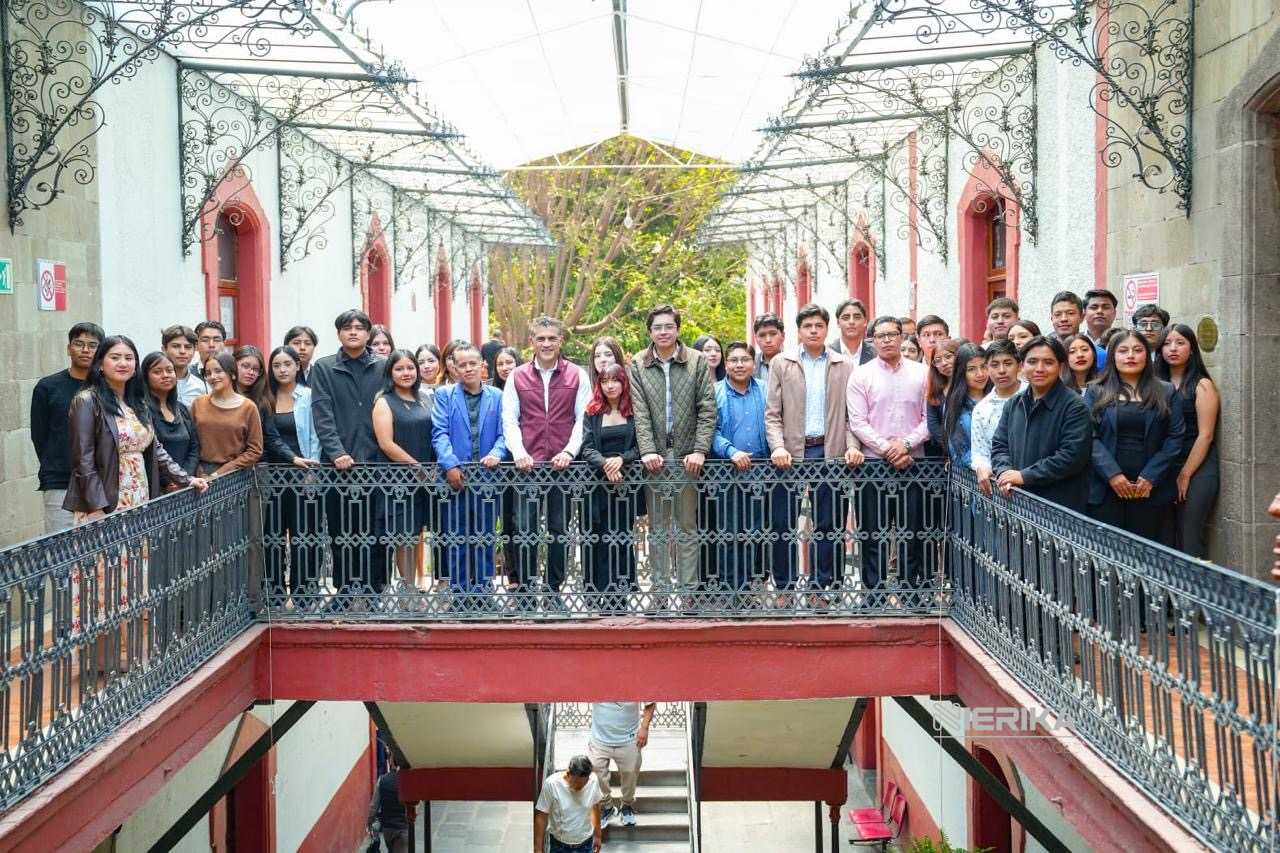 Alfonso Sánchez García, recibió en el Ayuntamiento a estudiantes de Ciencias Políticas y Administración Pública de la UATx