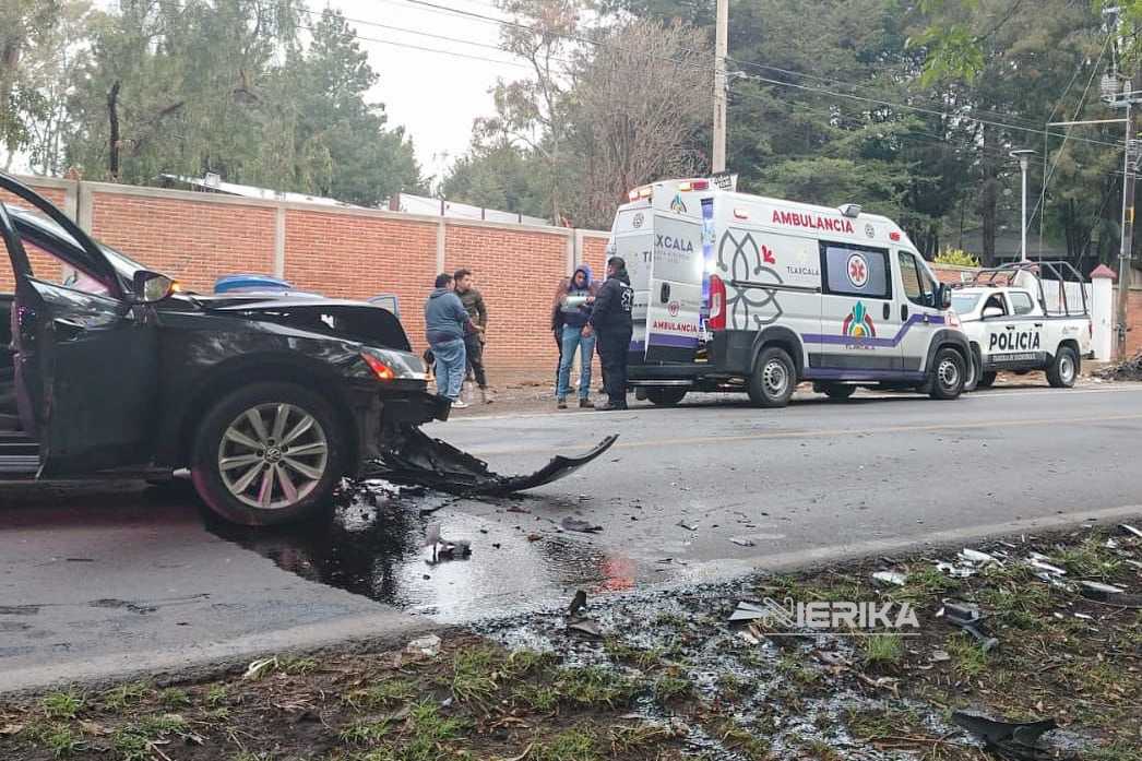 POLICÍA Y PROTECCIÓN CIVIL MUNICIPAL DE TLAXCALA ATIENDEN PERCANCE VIAL EN LA LOMA XICOHTÉNCATL