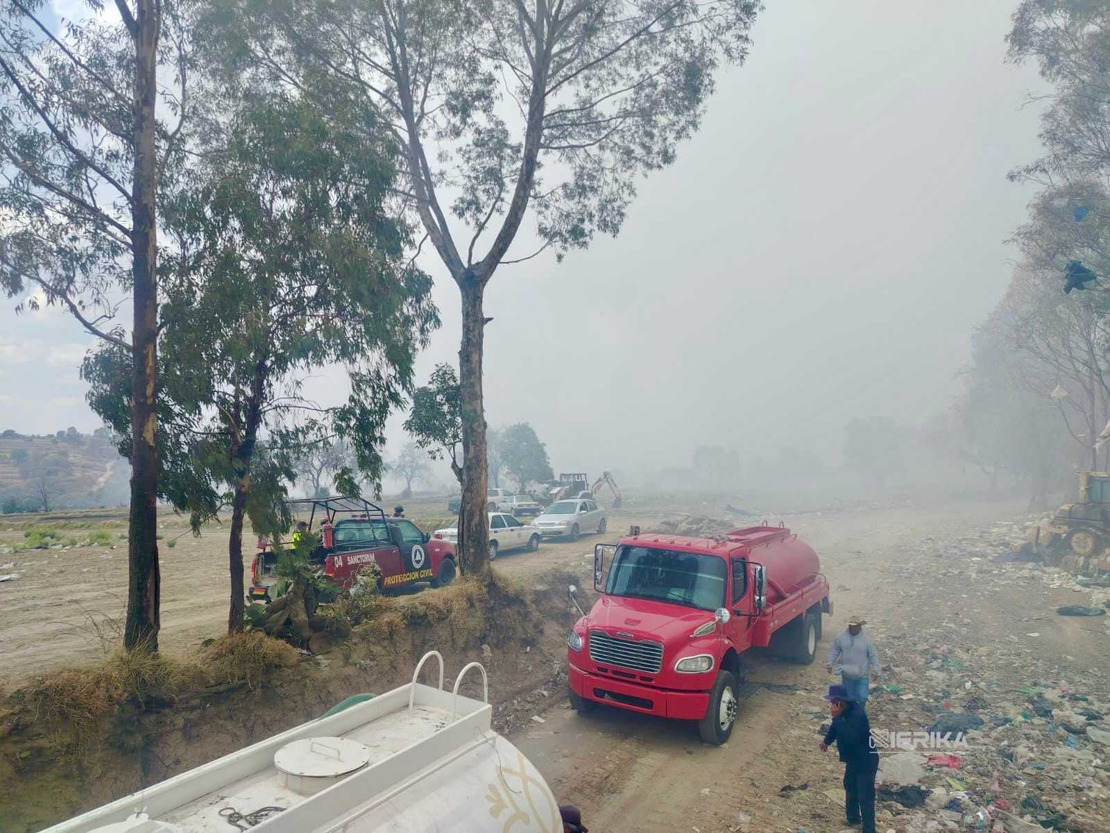 AUTORIDADES ESTATALES Y MUNICIPALES COMBATEN INCENDIO EN RELLENO SANITARIO DE NANACAMILPA