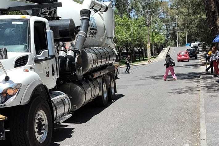 CONTINÚA AYUNTAMIENTO DE TLAXCALA CON MEDIDAS PREVENTIVAS ANTE LLUVIAS CON DESAZOLVE DE DRENAJE SANITARIO EN LA RIBEREÑA