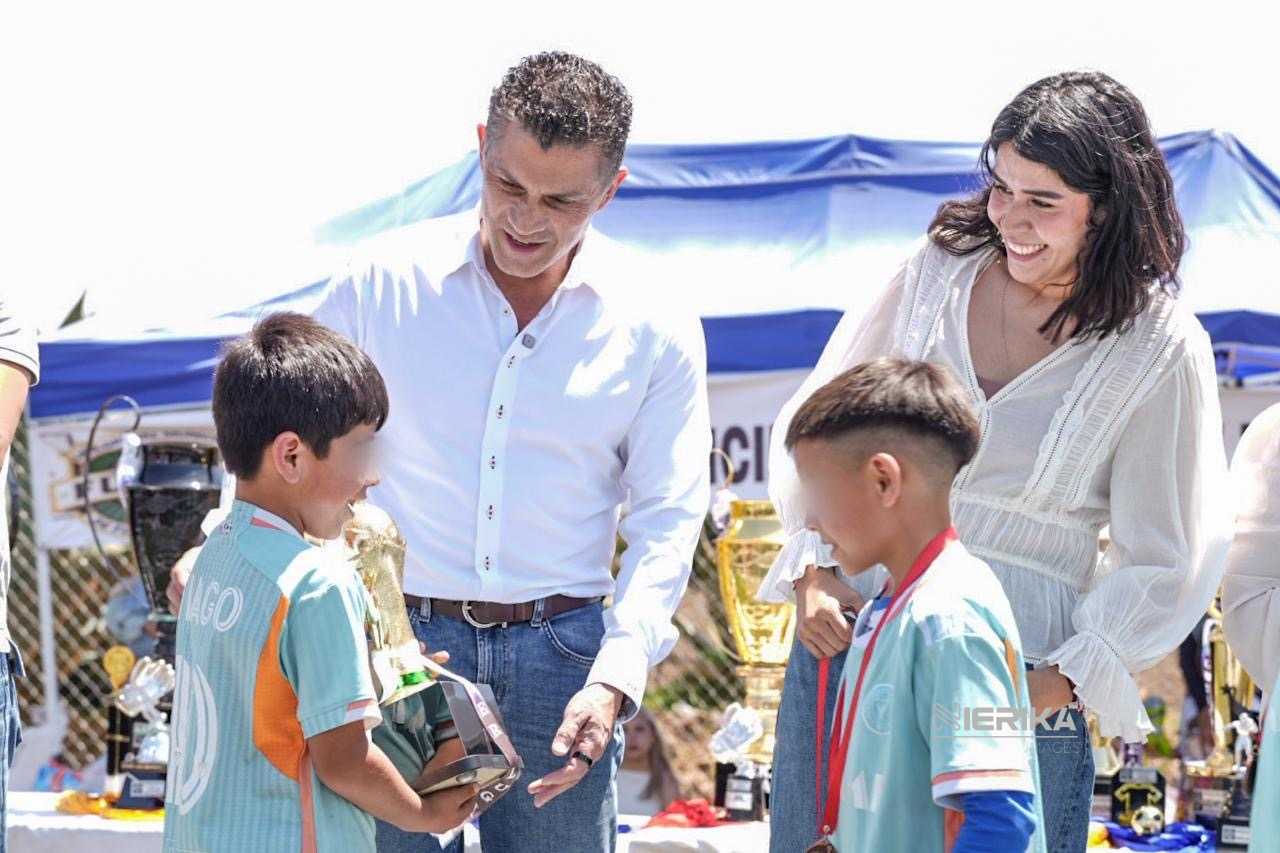 ENCABEZAN ALFONSO SÁNCHEZ GARCÍA Y PRESIDENTA DE TLAXCO PREMIACIÓN DE LA LIGA DE FUTBOL INFANTIL Y JUVENIL