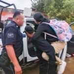 HÉROES: POLICÍAS MUNICIPALES DE TLAXCALA RESCATAN A FAMILIA ATRAPADA EN COMBI VARADA POR FUERTE LLUVIA EN OCOTLÁN