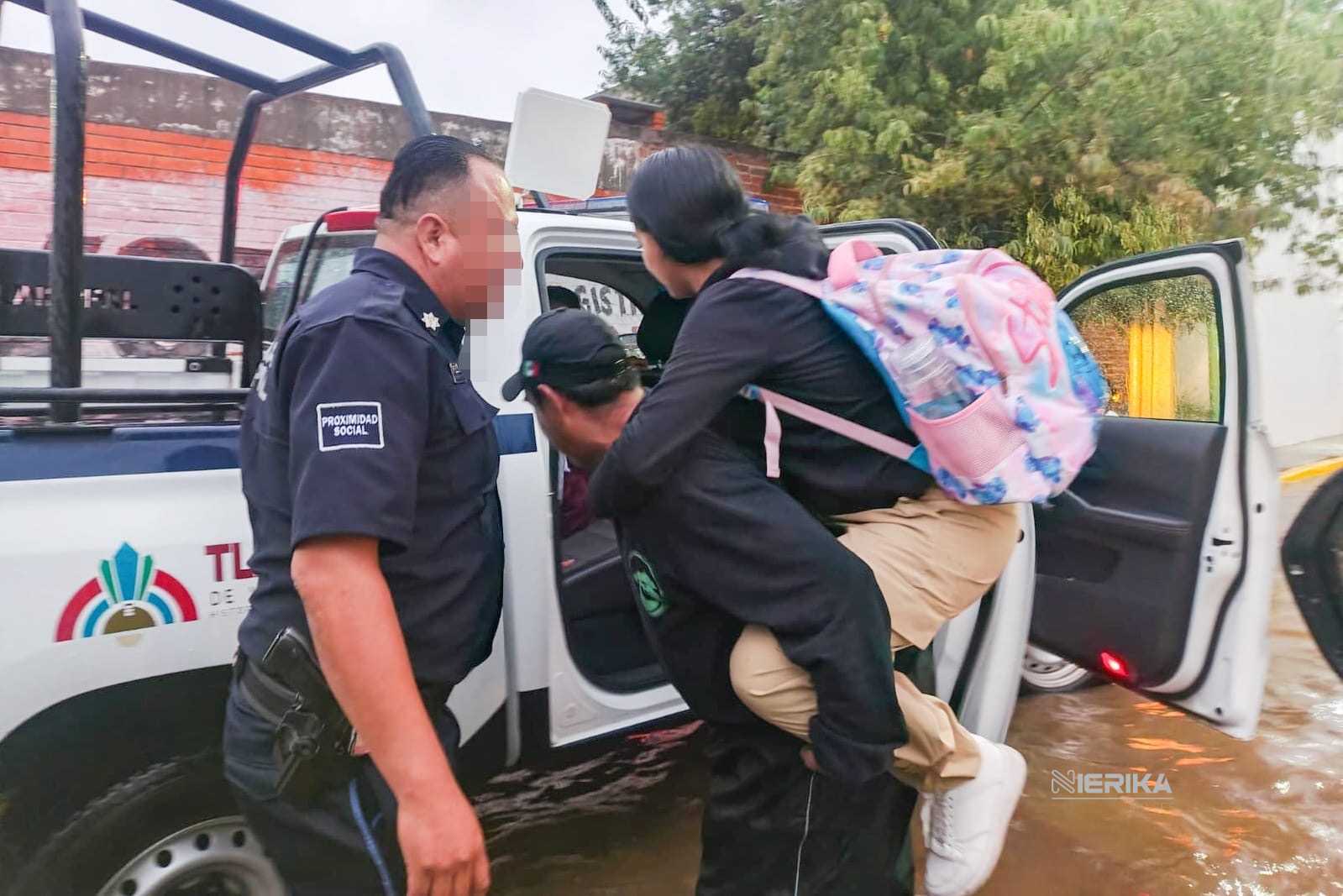HÉROES: POLICÍAS MUNICIPALES DE TLAXCALA RESCATAN A FAMILIA ATRAPADA EN COMBI VARADA POR FUERTE LLUVIA EN OCOTLÁN