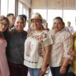 Entre abrazos y reflexiones, Ana Lilia Rivera reconoce el esfuerzo silencioso de las madres tlaxcaltecas