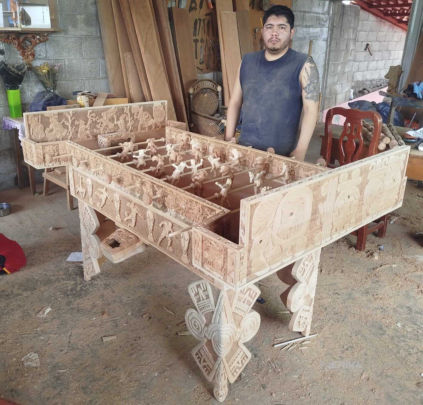 ARTESANO TLAXCALTECA GANA PREMIO NACIONAL CON OBRA “LEGADO DE DIOSES” EN MADERA TALLADA.