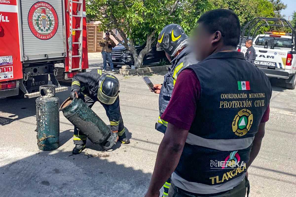 Protección Civil, Policía Municipal y la Policía Estatal trabajan para sofocar el fuego de una vivienda en Acuitlapilco