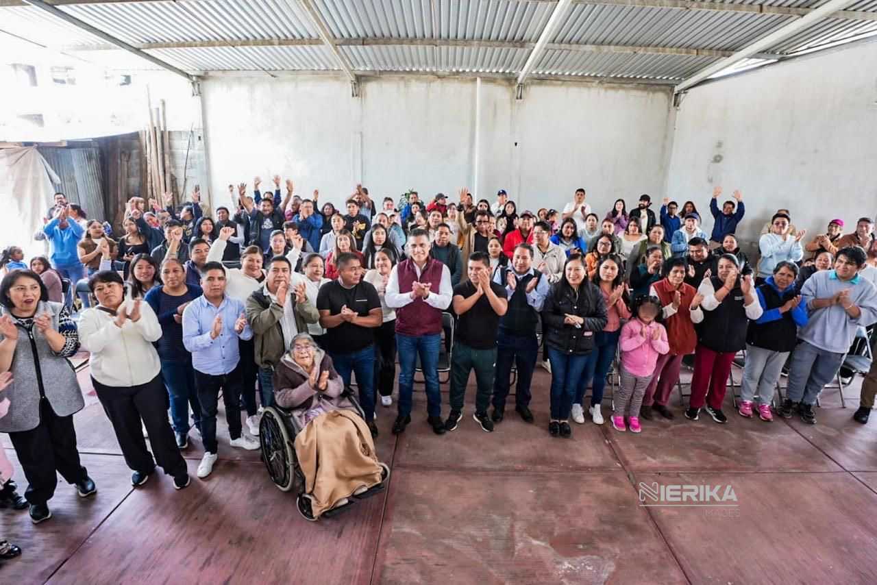 ESCUCHA ALFONSO SÁNCHEZ GARCÍA A HABITANTES DE LA COMUNIDAD INDÍGENA