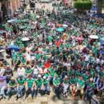 El presidente municipal de Tlaxcala, Alfonso Sánchez García, y la gobernadora Lorena Cuéllar Cisneros, encabezaron junto con decenas de familias capitalinas la transmisión de la inauguración de la Copa Mundial FIFA 2026