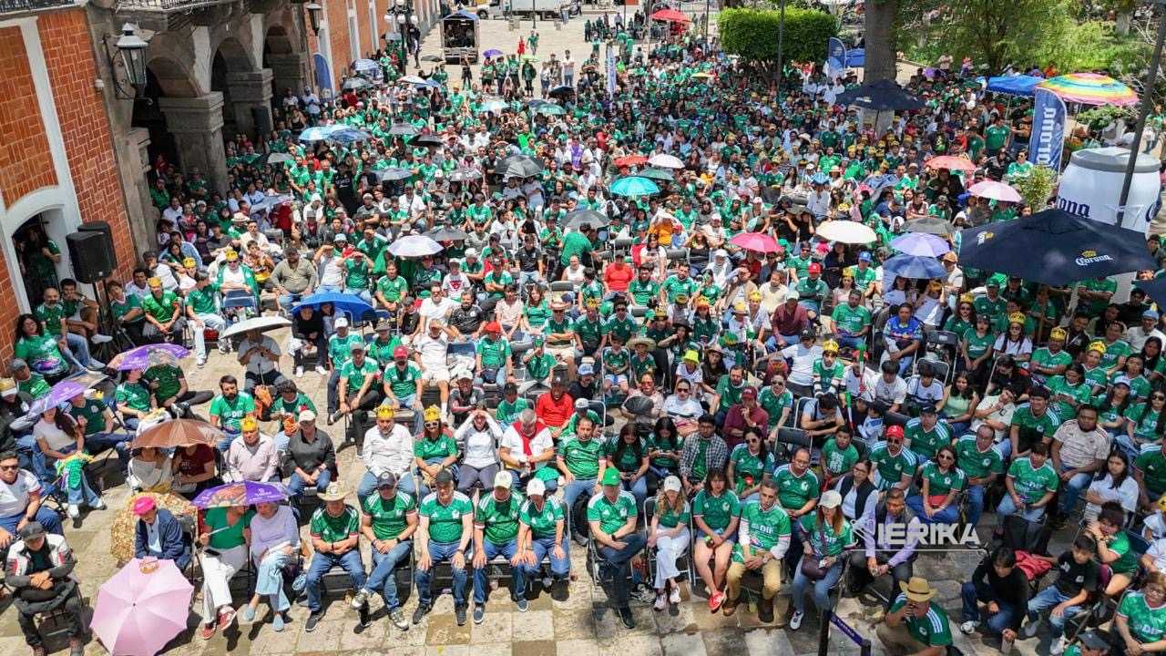El presidente municipal de Tlaxcala, Alfonso Sánchez García, y la gobernadora Lorena Cuéllar Cisneros, encabezaron junto con decenas de familias capitalinas la transmisión de la inauguración de la Copa Mundial FIFA 2026