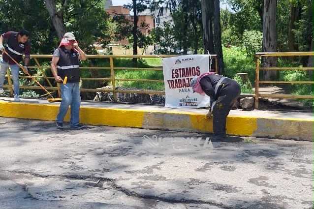 Brigadas de “Más Territorio” realizan balizado en Atempan, nivelan adoquín en Miraflores y aplican cal a árboles en el centro