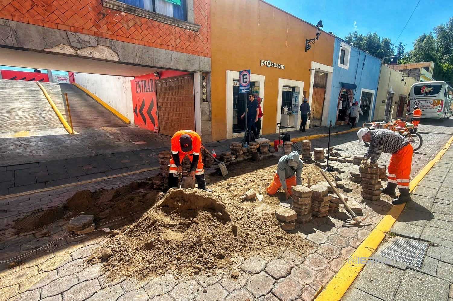 BRIGADAS DE MÁS TERRITORIO MEJORAN LA MOVILIDAD CON RENIVELACIÓN DE ADOQUINES EN EL CENTRO DE TLAXCALA