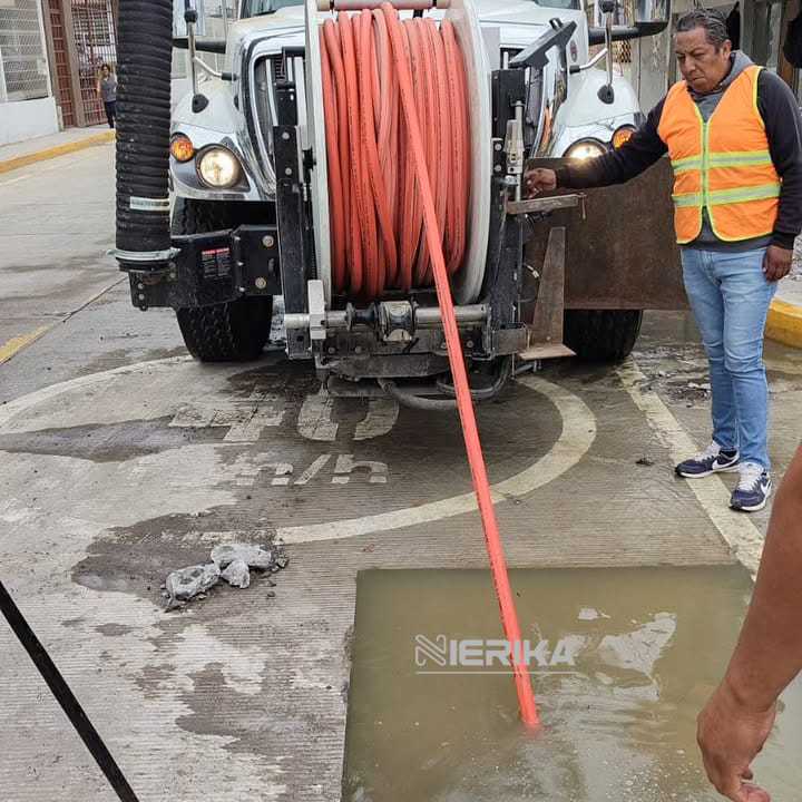 ATIENDE AYUNTAMIENTO DE TLAXCALA RED DE DRENAJE EN LA CALLE FRANCISCO I. MADERO DE ACUITLAPILCO