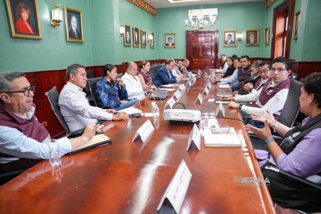 El alcalde de Tlaxcala, Carlos López Suárez, encabezó este lunes una reunión de trabajo con integrantes del gabinete