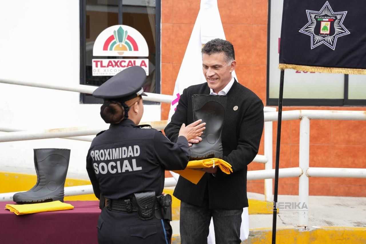 ALFONSO SÁNCHEZ GARCÍA RESPALDA A ELEMENTOS DE SEGURIDAD CON ENTREGA DE EQUIPAMIENTO PARA TEMPORADA DE LLUVIAS