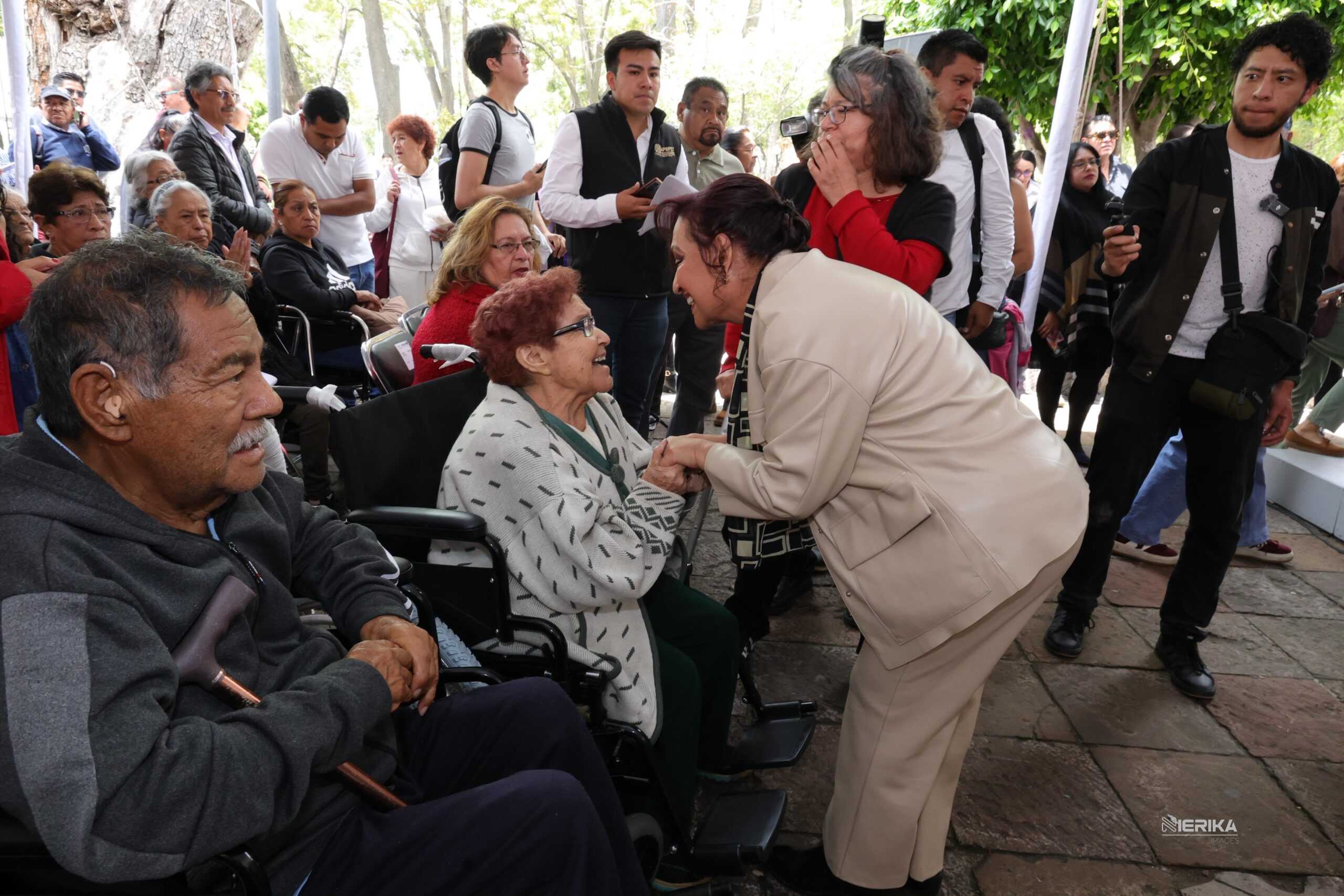 Gobierno estatal fortalece la inclusión con entrega de 240 sillas de ruedas a personas con discapacidad