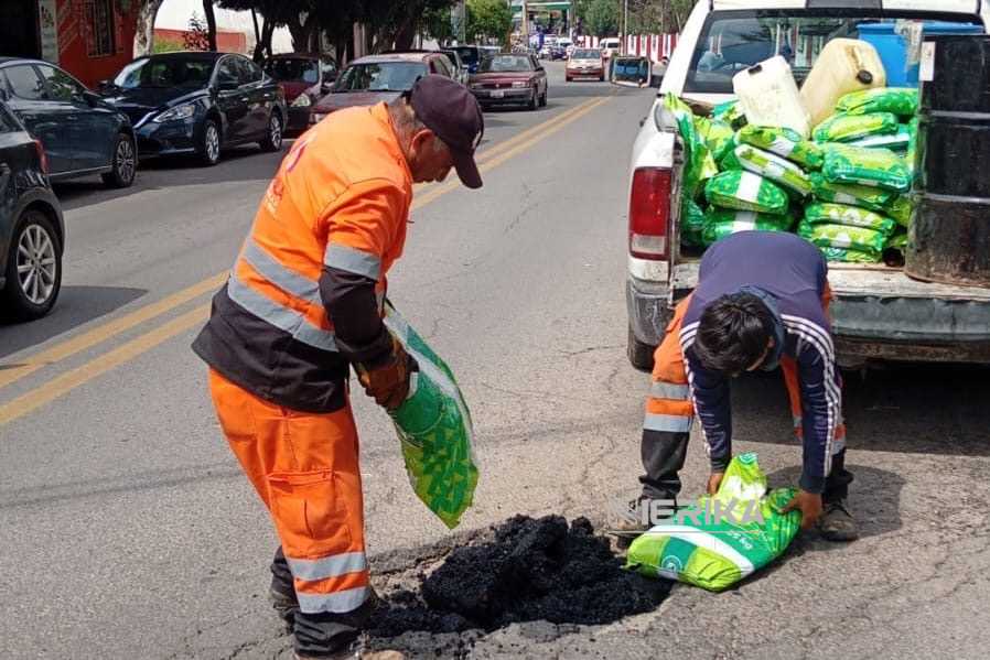 CONTINÚA AYUNTAMIENTO DE TLAXCALA CON ACCIONES DE BACHEO AHORA EN PROLONGACIÓN PORFIRIO DÍAZ Y CALLE UNIVERSIDAD