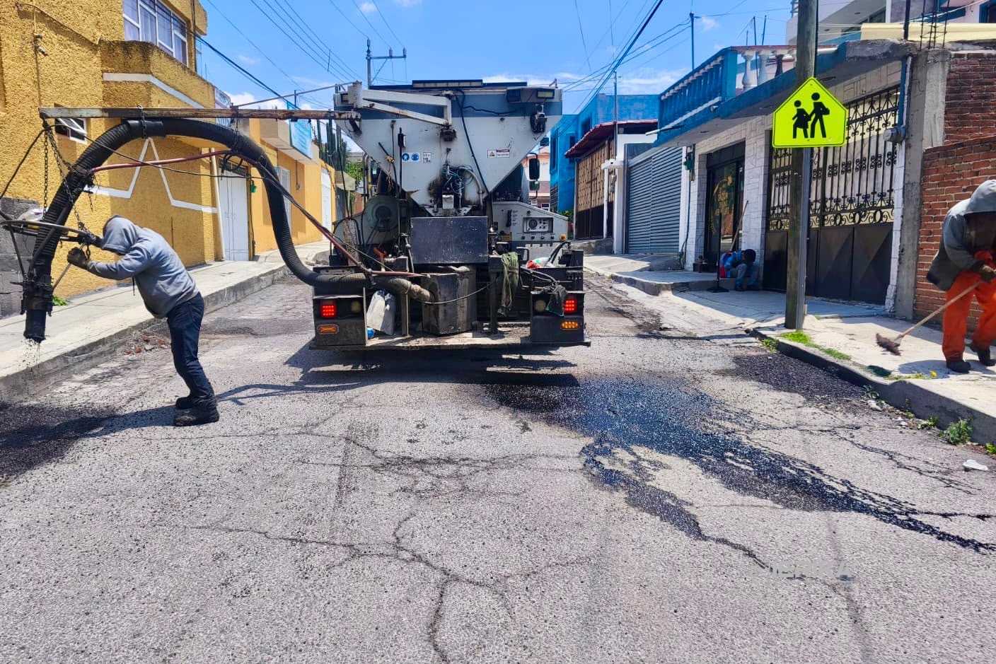 Brigadas de “Más Territorio” atienden reportes ciudadanos: retiran poste en Acuitlapilco, realizan desazolve en colonias de Tlaxcala capital y reparan drenaje sanitario