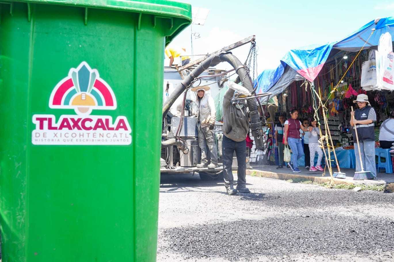 ATIENDE AYUNTAMIENTO DE TLAXCALA CON BACHEO CALLES ALEDAÑAS AL MERCADO “EMILIO SÁNCHEZ PIEDRAS”