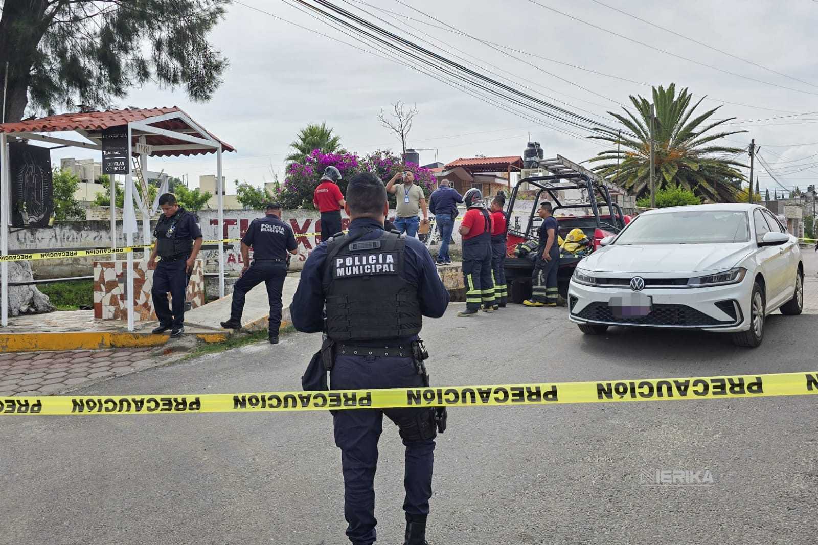 POLICÍA MUNICIPAL DE TLAXCALA RESGUARDA LA ZONA DE HOMBRE HALLADO SIN SIGNOS VITALES EN TLACOMULCO