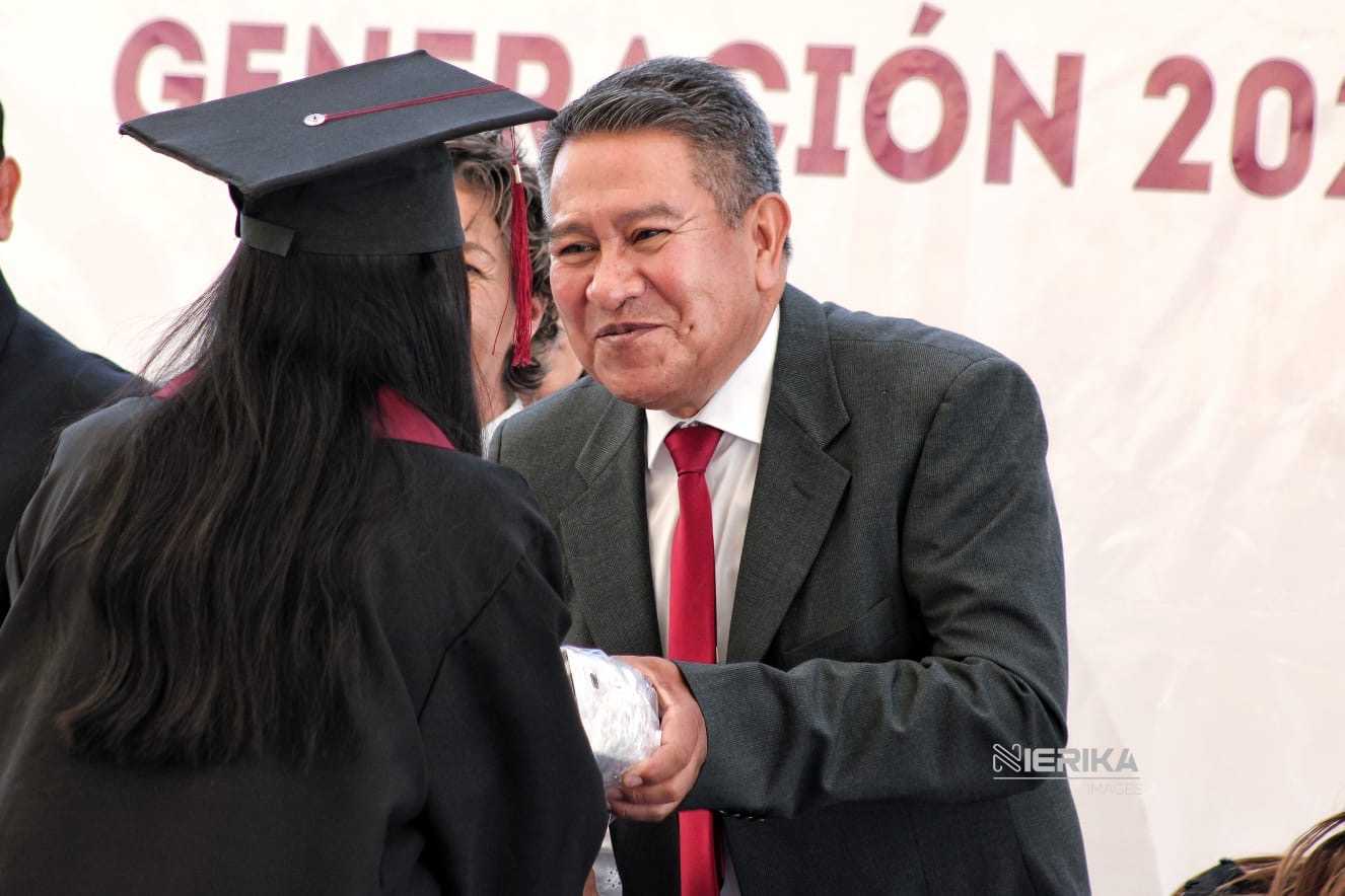 Carlos López Suárez a la ceremonia de clausura de la generación 2023–2026 del Colegio de Bachilleres del Estado de Tlaxcala (COBAT), Plantel 24 Tizatlán.