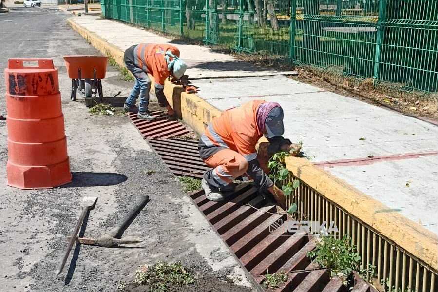Brigadas de “Más Territorio” limpian rejillas en Adolfo López Mateos y rehabilitan vialidad en San Gabriel Cuauhtla
